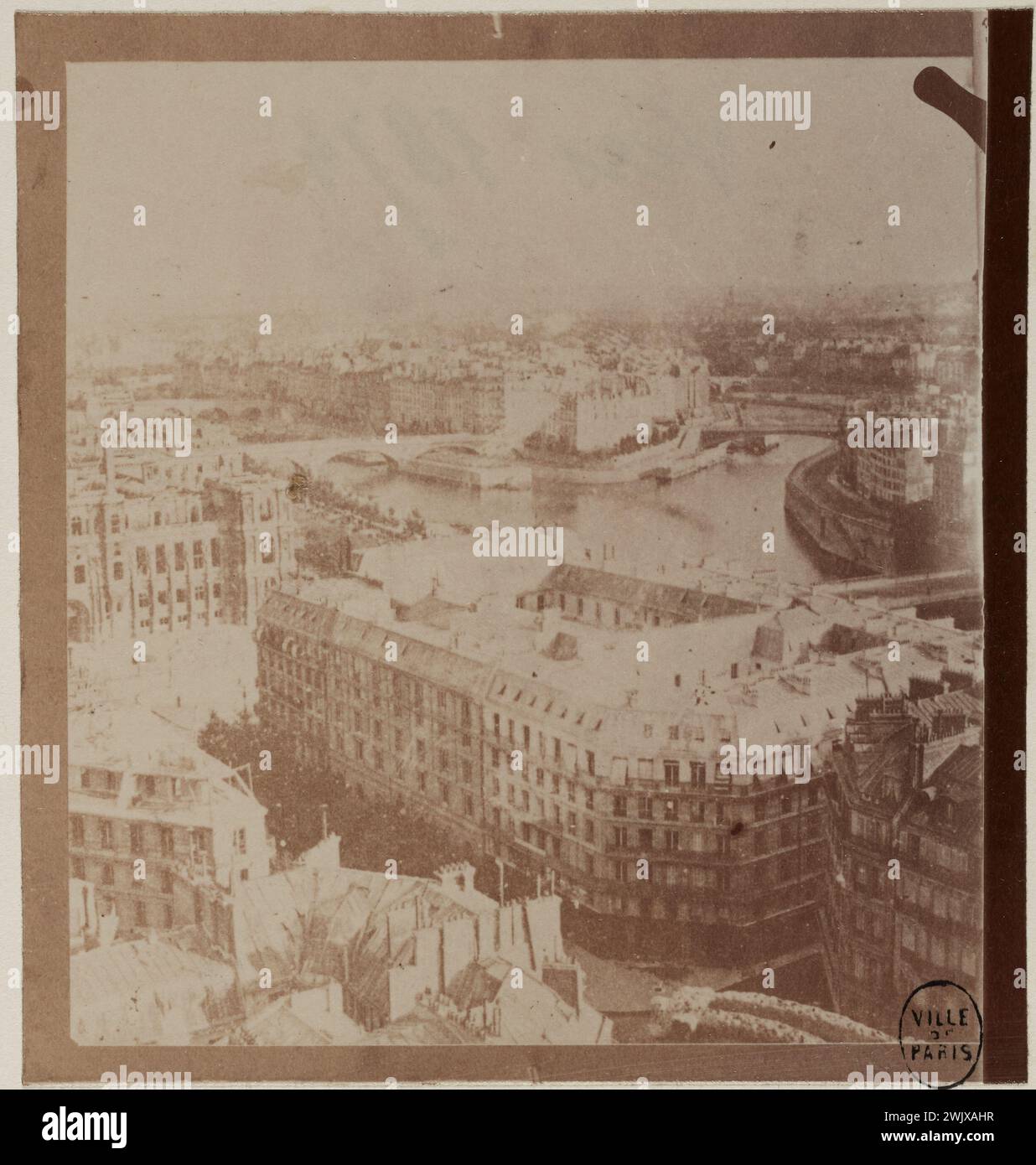 Anonym, Rathaus und Avenue Victoria, Blick vom Saint-Jacques-Turm, Platz des Saint-Jacques-Turms, 4. Arrondissement, Paris. (Dummy-Titel), 1874. Zeichnen Sie auf Albuminpapier. Carnavalet Museum, Geschichte von Paris. Stockfoto