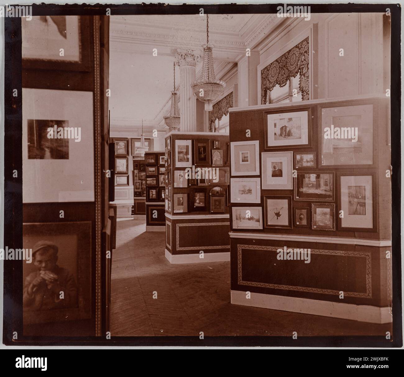 Ausstellungsraum. Fotomesse, Grand Palais des Beaux-Arts, Avenue d'Antin, Paris (VIII. Arr.) 'Photo Club de Paris. Aristotyp. 1901. Paris, Musée Carnavalet. 100471-31 GROSSER PALAST Stockfoto