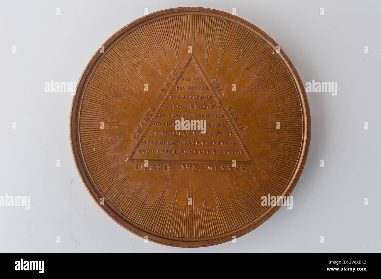Carnavalet Museum, Medaillensammlung rechtes Dreieck registriert mit neun Linien in einem leuchtenden Kreis; Registrierung auf zehn Linien umgeben von 19 Sternen. Stockfoto