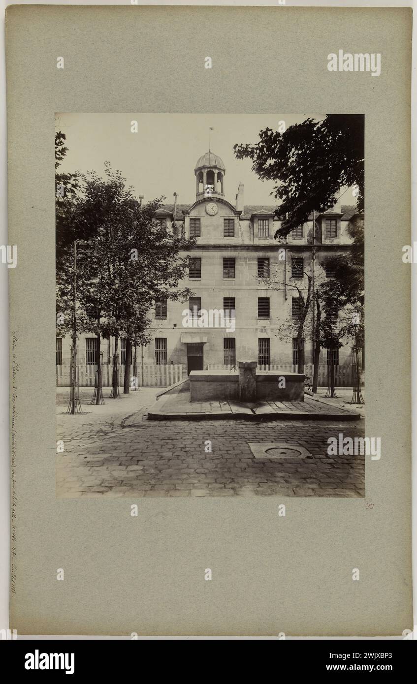 Emonts oder Emonds, Pierre. Haus St Lazare - 3. - Innenhof (Hofgericht) Blick auf die Kapelle -. 'Dritter Innenhof (Hofgericht) Blick auf die Kapelle, Gefängnis von Saint-Lazare, 10. Arrondissement, Paris'. Albuminpapier. 1888-1888. Paris, Carnavalet Museum. 144177-24 Stockfoto