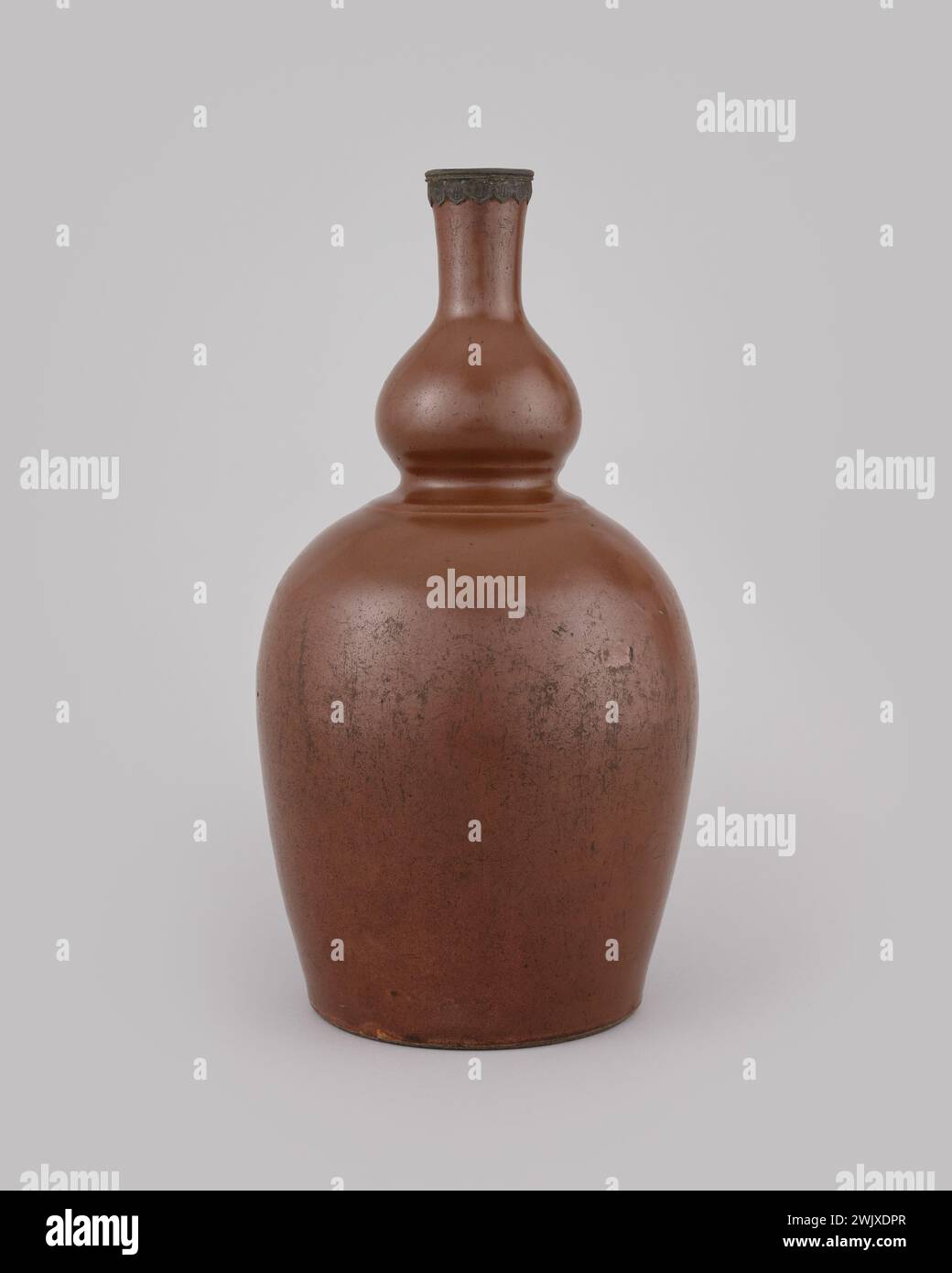 Anonyme Vase in Form eines Doppelkürbis (gebräuchlicher Name), 1700. Sandstein Sandstein glänzend braun. Cernuschi Museum, Asienmuseum in der Stadt Paris. Stockfoto