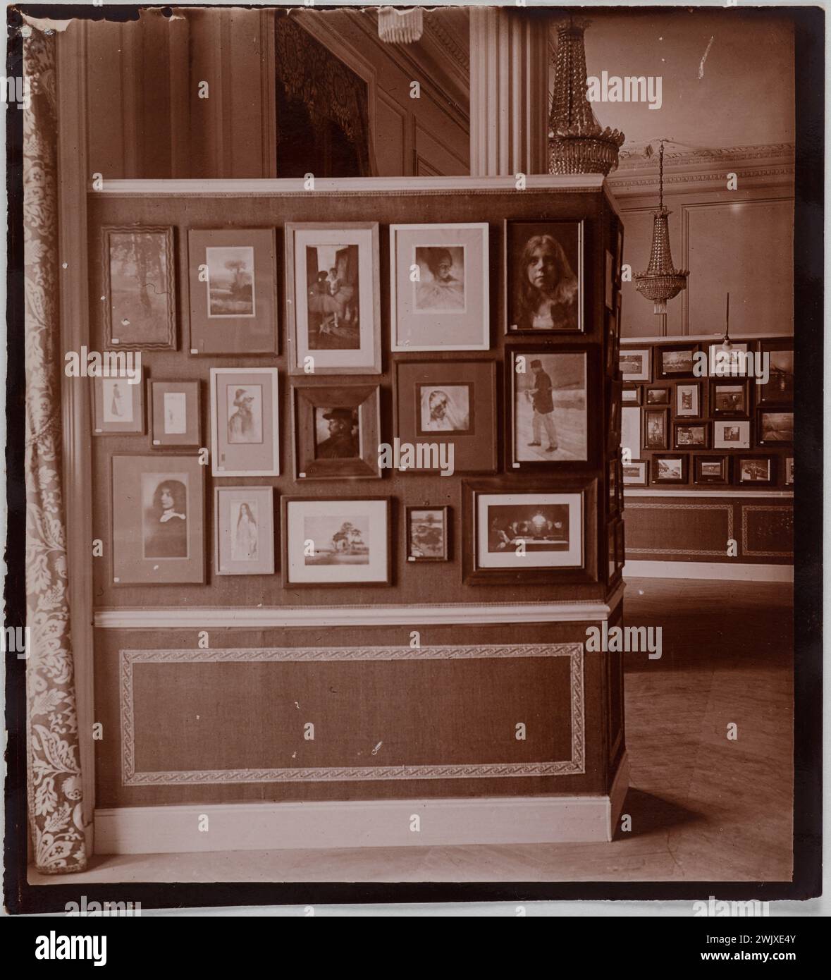 Ausstellungsraum. Fotomesse, Grand Palais des Beaux-Arts, Avenue d'Antin, Paris (VIII. Arr.) 'Photo Club de Paris. Aristotyp. 1901. Paris, Musée Carnavalet. 100471-26 GROSSER PALAST Stockfoto