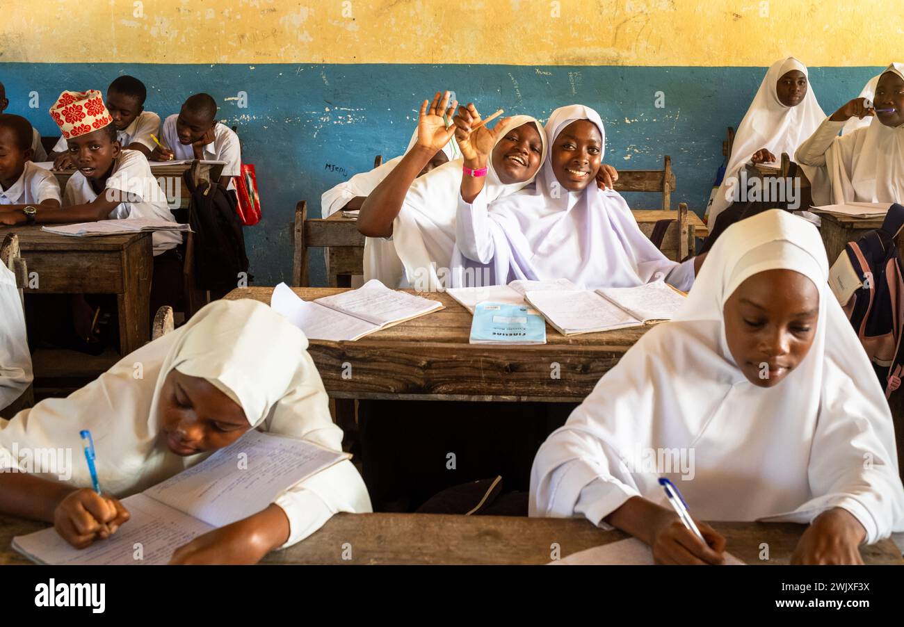 Muslimische Mädchen in einer gemischten Geschlechterklasse an der Jambiani Secondary School in Jambiani, Sansibar, Tansania. Stockfoto