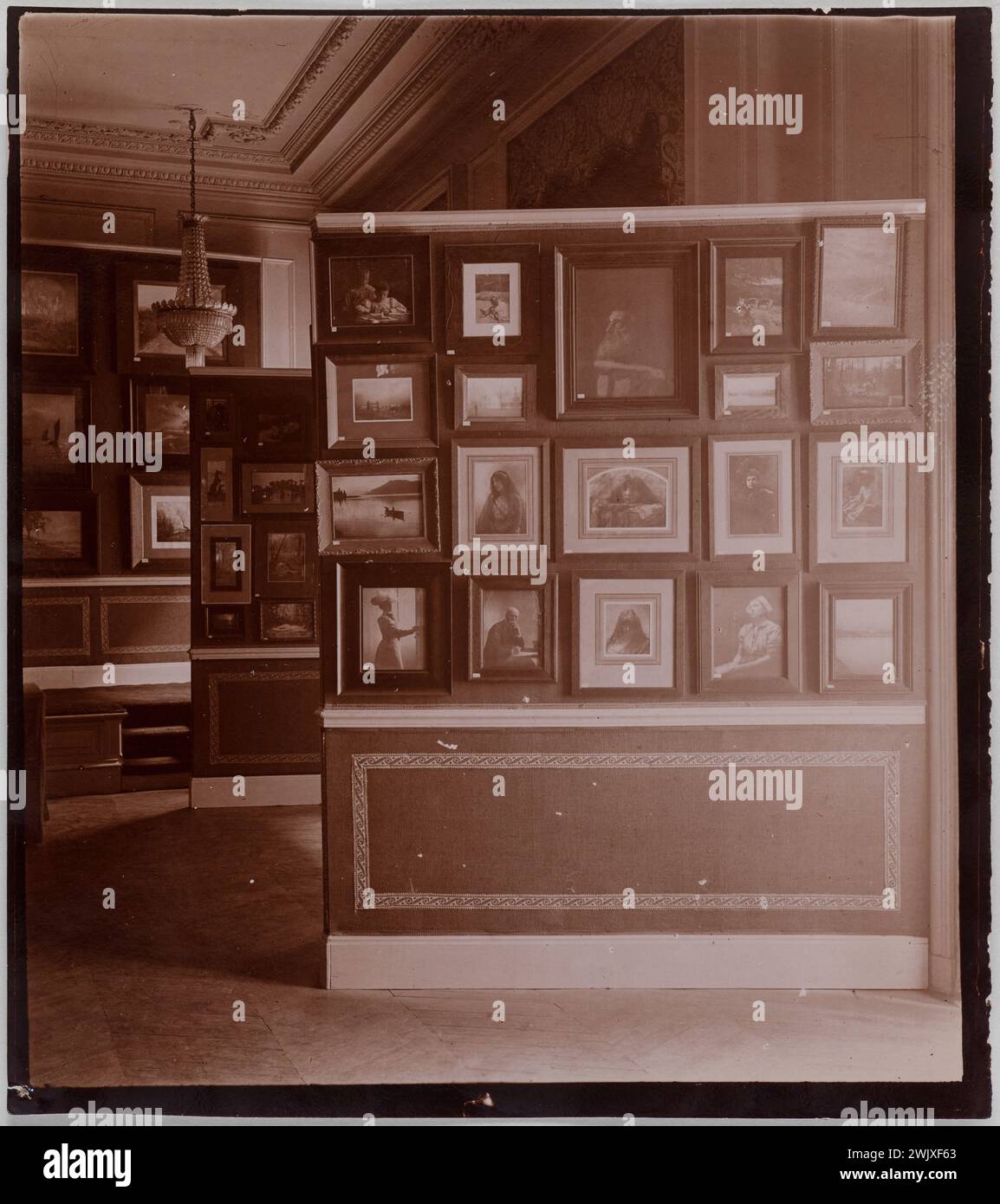 Ausstellungsraum. Fotomesse, Grand Palais des Beaux-Arts, Avenue d'Antin, Paris (VIII. Arr.) 'Photo Club de Paris. Aristotyp. 1901. Paris, Musée Carnavalet. 100471-16 GROSSER PALAST Stockfoto