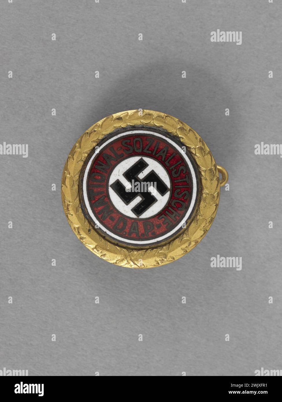 Deschler & Sohn, Goldnes Partiabzeichen der NSDAP, Nummer 38205, 1933. Emailliertes goldfarbenes Metall. Museum der Befreiung von Paris - General Leclerc Museum - Jean Moulin Museum. Stockfoto