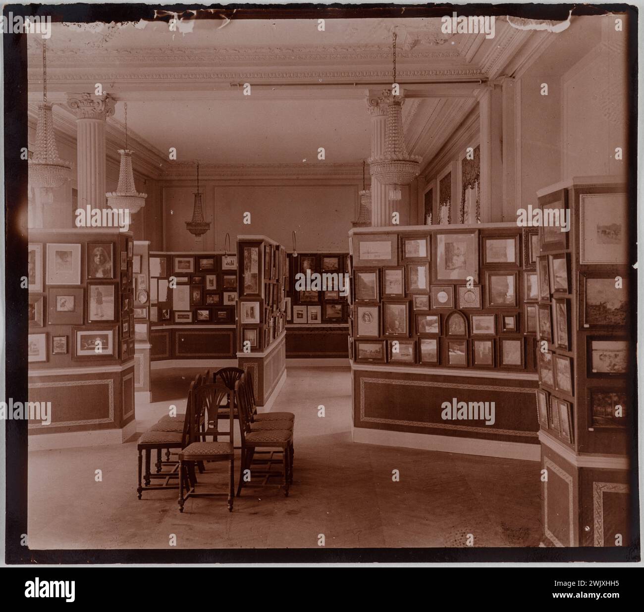 Ausstellungsraum. Fotomesse, Grand Palais des Beaux-Arts, Avenue d'Antin, Paris (VIII. Arr.) 'Photo Club de Paris. Aristotyp. 1901. Paris, Musée Carnavalet. 100471-18 GROSSER PALAST Stockfoto