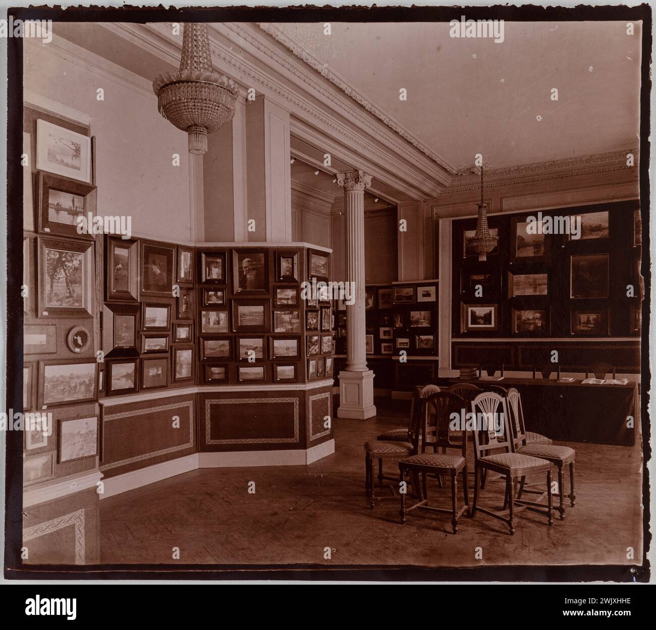 Ausstellungsraum. Fotomesse, Grand Palais des Beaux-Arts, Avenue d'Antin, Paris (VIII. Arr.) 'Photo Club de Paris. Aristotyp. 1901. Paris, Musée Carnavalet. 100471-25 GROSSER PALAST Stockfoto
