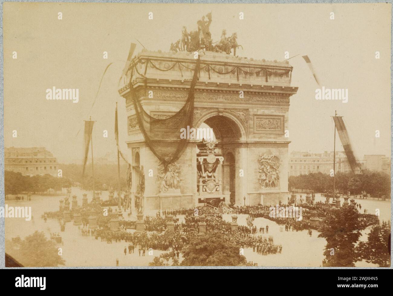 Victor Hugo Beerdigung: Blick auf die Katafalke unter dem Arc de Triomphe und Place de l'Etoile. Anonyme Fotografie. Zeichnen Sie nach dem Catering auf Albuminpapier. Paris (VIII. Arr.), 1. Juni 1885. Haus von Victor Hugo. 101617-2 Triumphbogen, Katafalk, Sarg, Trauerkortege, nationale Trauer, Begräbnisflagge, Begräbnis, Menschenmenge, Beerdigung, Pariser Denkmal, Obseques, Place de l'Etoile, Dichter Francais, viieme viiie 8eme 8eme 8Acht Arrondissement Stockfoto