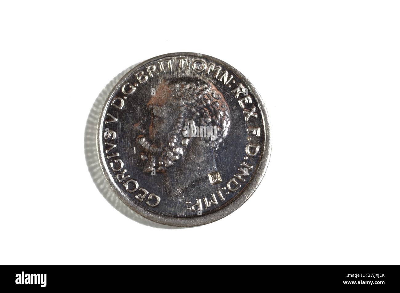 Der Souverän, eine britische Silbermünze, eine Goldmünze und ist manchmal in Schmuck mit dem Design von George und dem Drachen auf dem Rever montiert Stockfoto