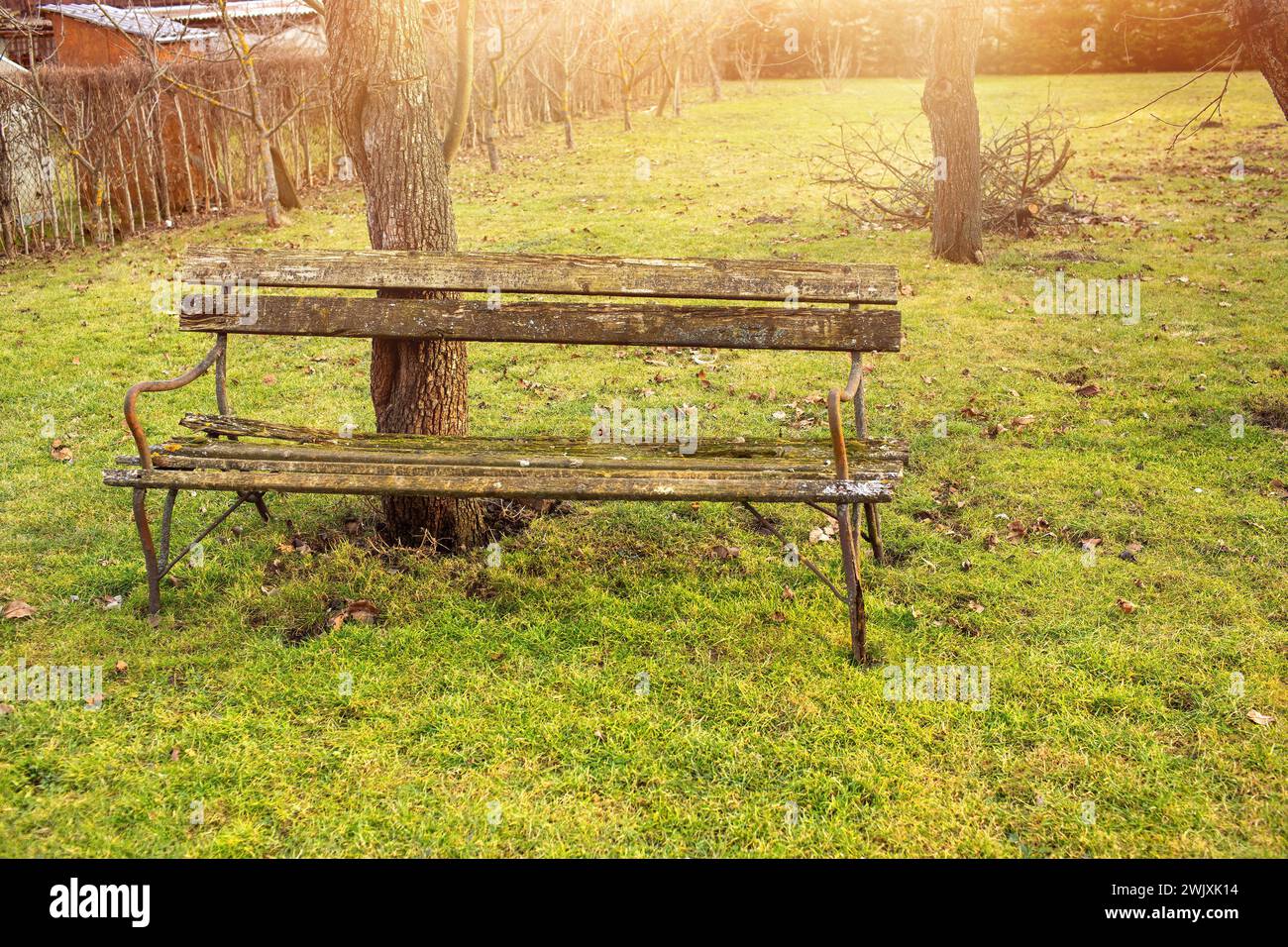 Antike gartenbank Fotos und Bildmaterial in hoher Auflösung Alamy