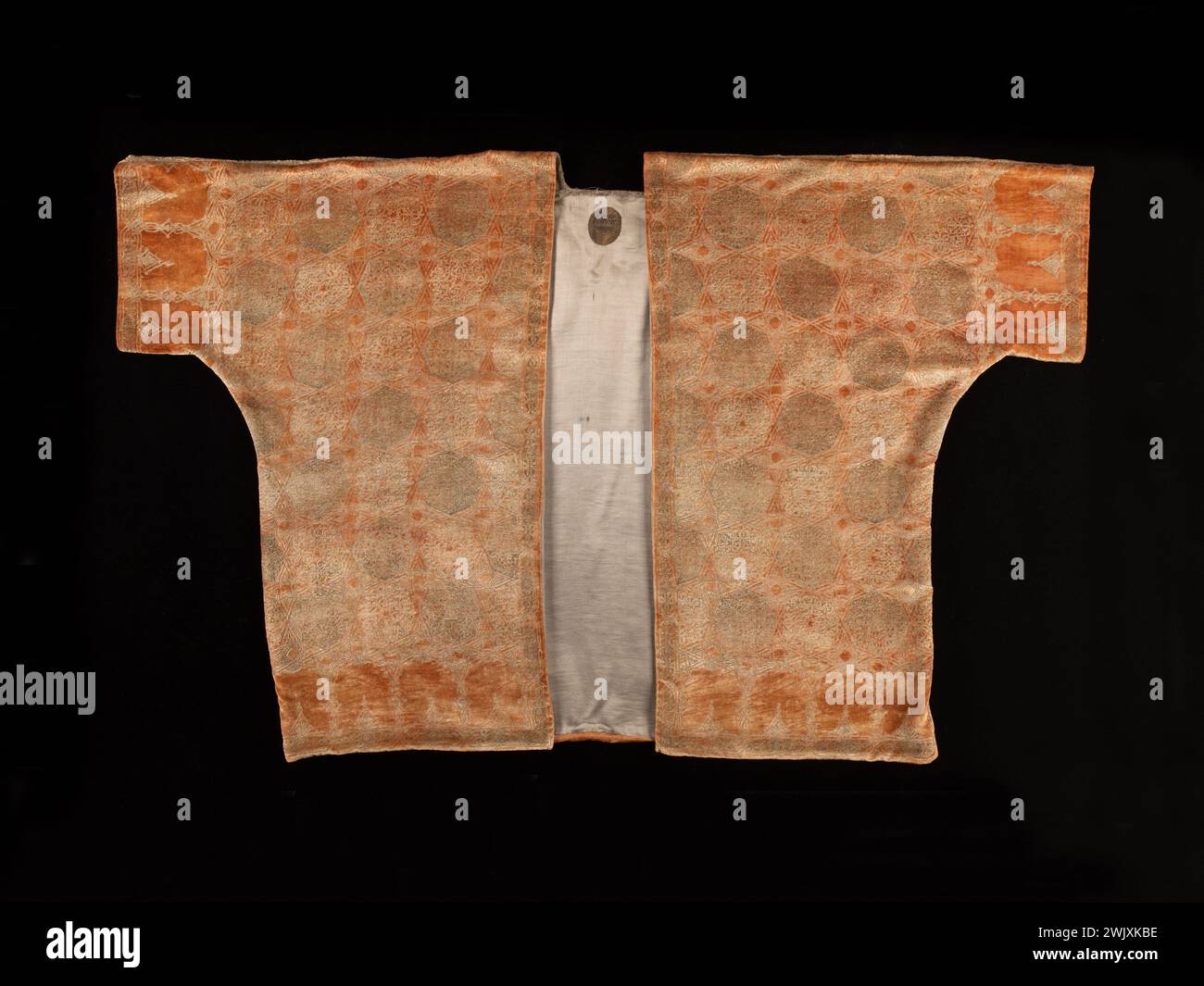 Mariano Fortuny (1871-1949). Jacke. Goldbedruckter, orangefarbener Seidensamt, Futter aus grauem Seidensatin. Um 1912. Galliera, Modemuseum der Stadt Paris. 101860-2 Haute Couture, weiblicher Modus, weibliches Modell Stockfoto