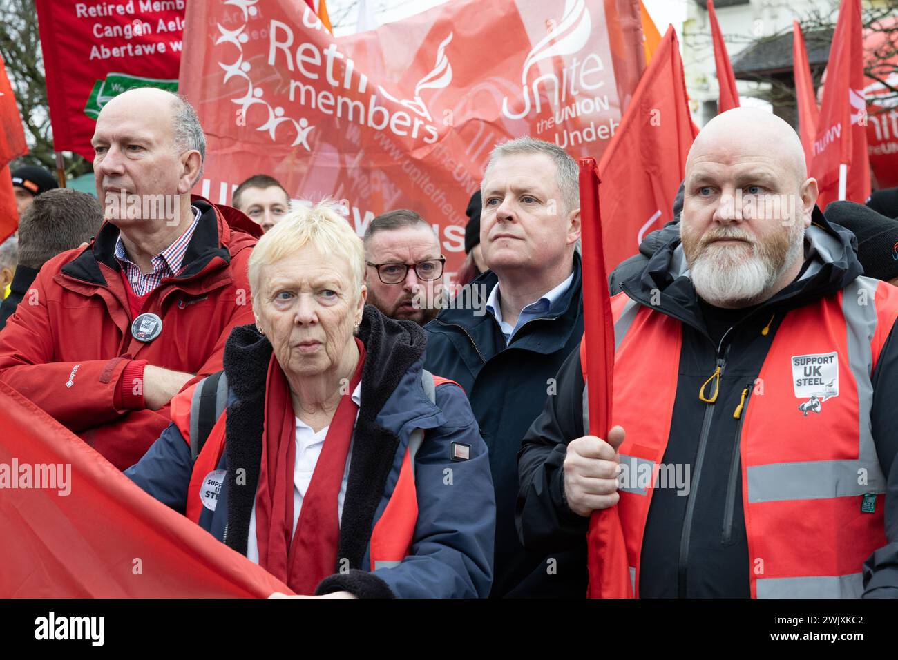 Port Talbot, Wales, Großbritannien. Februar 2024. David Rees MS (ganz links) und Jeremy Miles MS (zweiter von rechts) bei der Rallye. Quelle: Sean Pursey/Alamy Live News Stockfoto