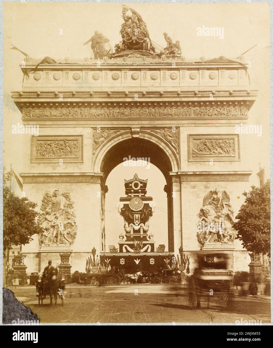 Beerdigung von Victor Hugo: Blick auf die Katafalke unter dem Arc de Triomphe von der Avenue de la Grande Army. Anonyme Fotografie. Zeichnen Sie nach dem Catering auf Albuminpapier. Paris (VIII. Arr.), 1. Juni 1885. Haus von Victor Hugo. 101617-4 Triumphbogen, Katafalk, Sarg, Trauerkortege, nationale Trauer, Begräbnisflagge, Begräbnis, Menschenmenge, Beerdigung, Pariser Denkmal, Obseques, Place de l'Etoile, Dichter Francais, viieme viiie 8eme 8eme 8Acht Arrondissement Stockfoto