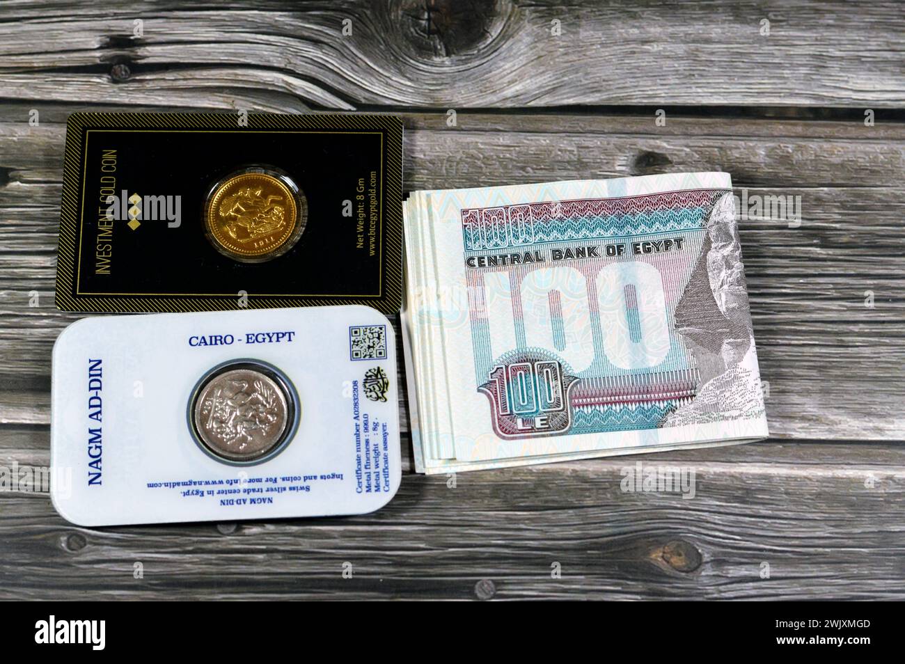 Kairo, Ägypten, 9. Februar 2024: Ägyptisches Pfund Geld mit der souveränen britischen Goldmünze von BTC Bullion Trading Center Gold Egypt, George und The Dr. Stockfoto
