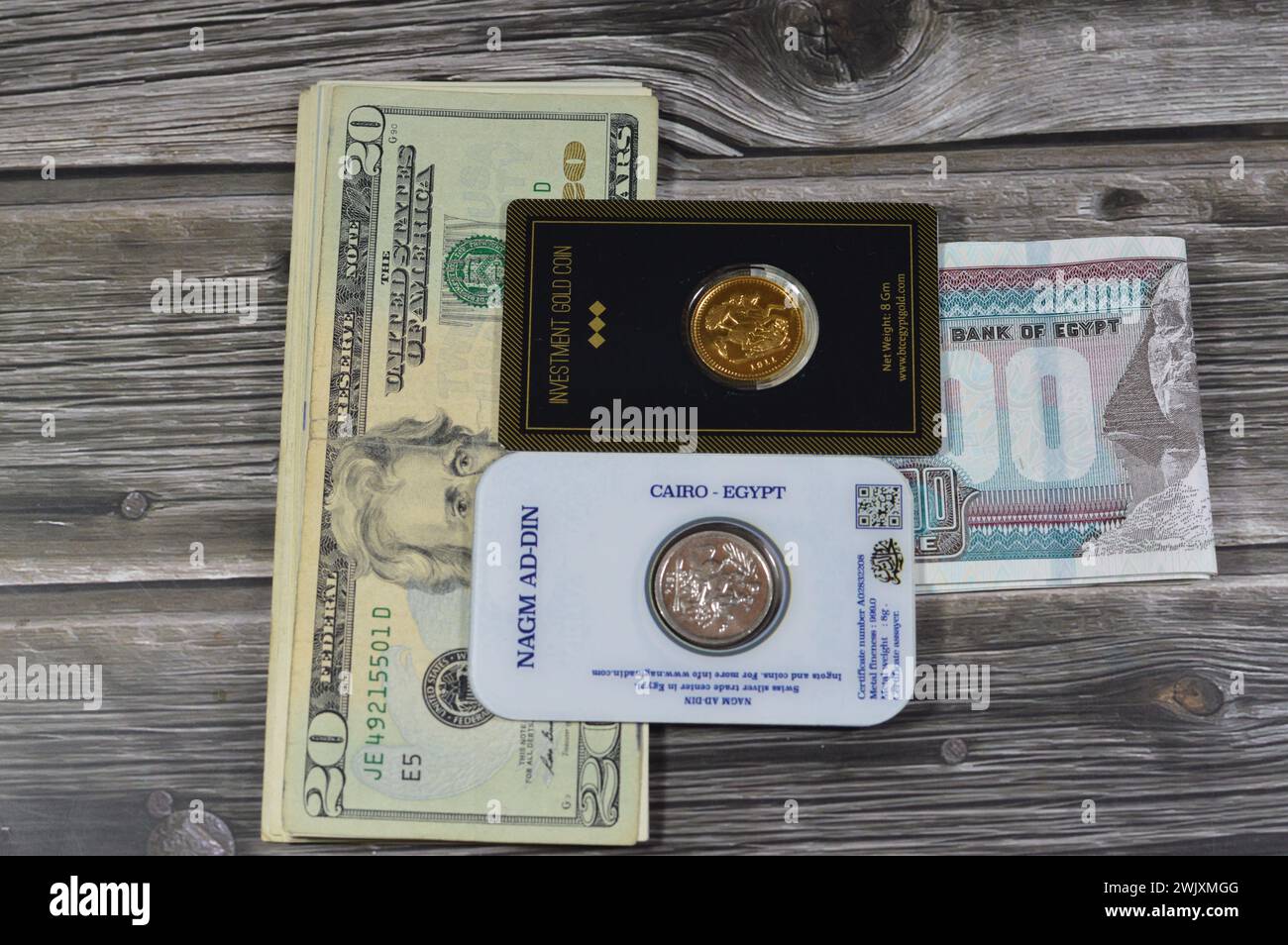 Kairo, Ägypten, 9. Februar 2024: US-Dollar, ägyptisches Pfund Geld mit der souveränen britischen Goldmünze von BTC Gold Egypt, George und der Dra Stockfoto