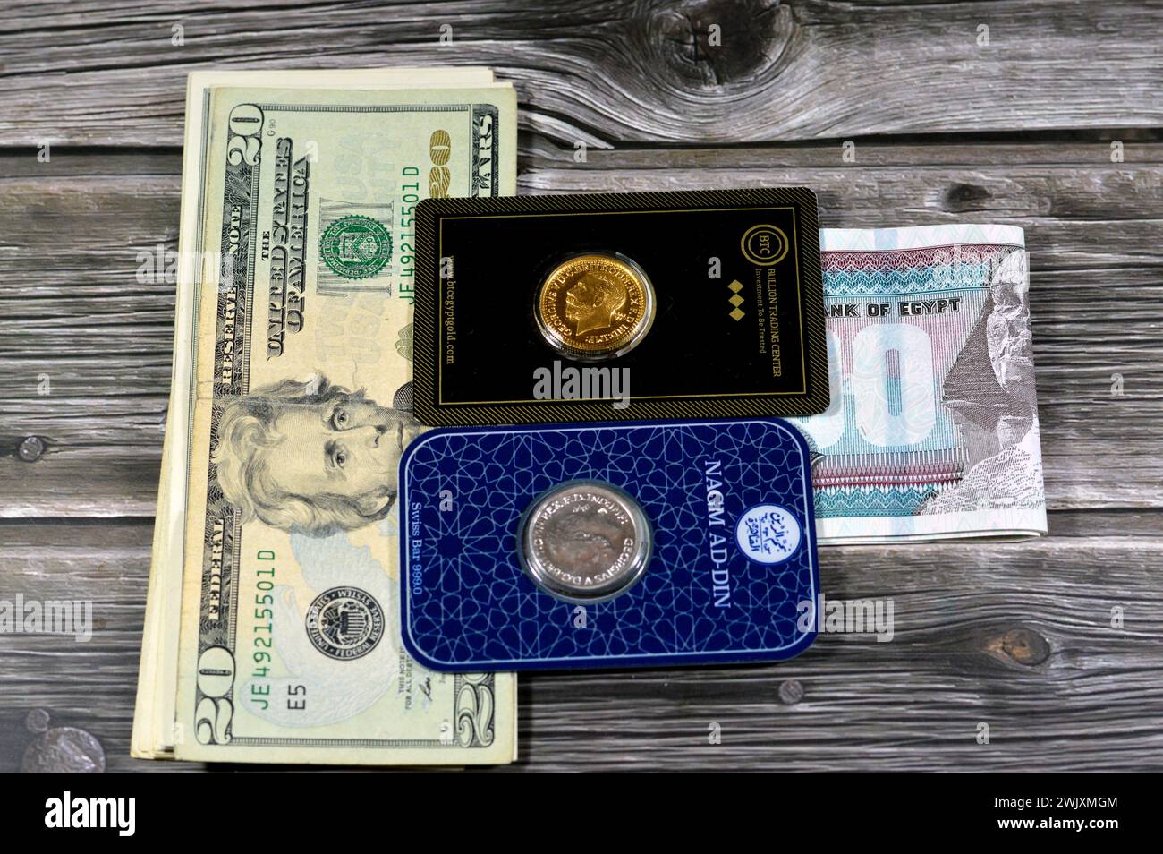 Kairo, Ägypten, 9. Februar 2024: US-Dollar, ägyptisches Pfund Geld mit der souveränen britischen Goldmünze von BTC Gold Egypt, George und der Dra Stockfoto