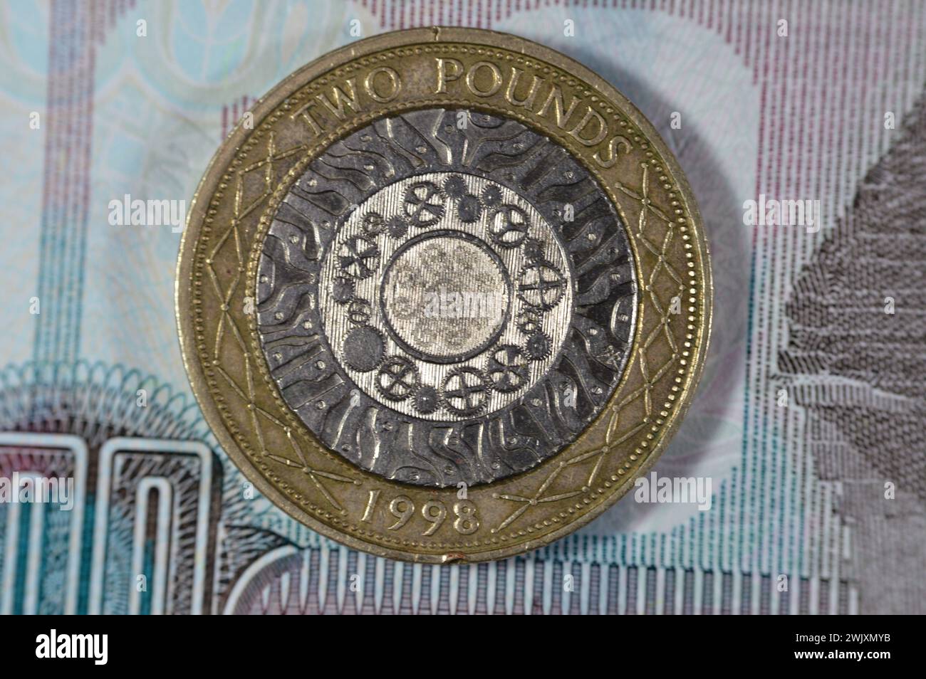 Ägyptische Pfund und zwei britische Pfund-Münze mit Königin Elisabeth II. Auf der Vorderseite und vier konzentrischen Kreisen für die Eisenzeit, Industrial Revol Stockfoto