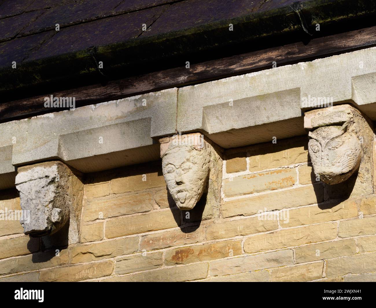 St. Helen's Kirche auf dem Gelände von Kilnwick Percy Hall mit Korbdetails Stockfoto