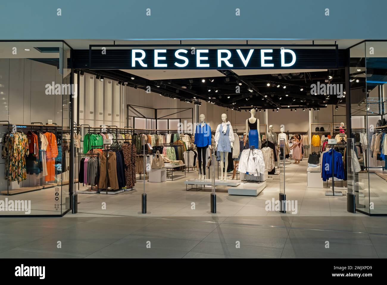 Reservierter Markenladen im Einkaufszentrum. Außen. Minsk, Weißrussland - 17. februar 2024 Stockfoto