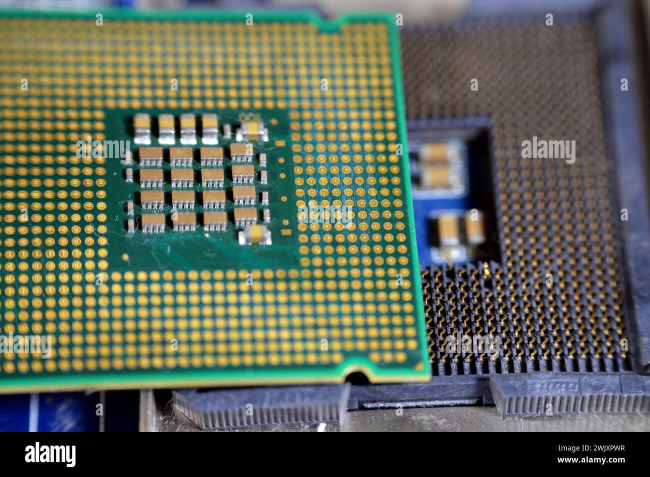 Ein Prozessor oder eine Verarbeitungseinheit, eine elektrische Komponente (digitale Schaltung), die Operationen an einer externen Datenquelle, in der Regel Speicher oder einige andere, durchführt Stockfoto