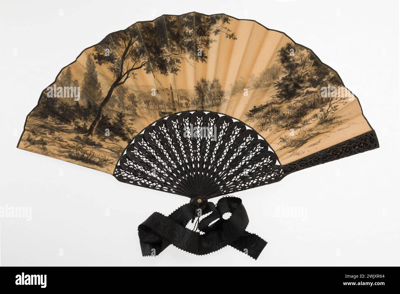 EVENTAIL. „Schwarzweiß-Querformat“. Rohe Seide, schwarzes Holz. Paris, Carnavalet Museum. 99077-9 Modeaccessoire, Eventail Stockfoto