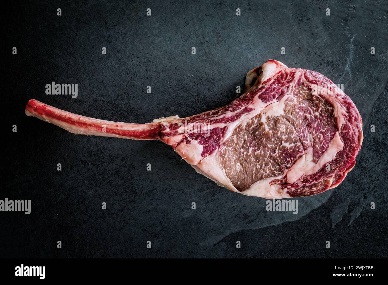 Wagyu Tomahawk Steak auf Schiefergrund Stockfoto