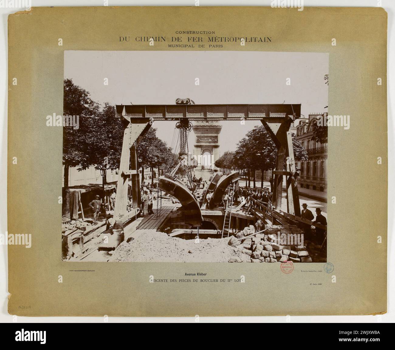 Bau der städtischen Metropolitan-Bahn in Paris, Avenue Kléber, Abfahrt der 2. Partie, Paris (16. Arr.), 17. Juni 1899. Französische fotounion. Paris, Carnavalet Museum. 2. Iieme II Lot, Arrondissement, Avenue Kleber, Gelände, Eisenbahn, Bau, Abfahrt, Pariser U-Bahn, städtische Metropole, Schildteil, 16. 16. 16. 16. 16. 16. 16. 16 16. 16. 16. 16. 16. 16. 16. 16 16 Stockfoto