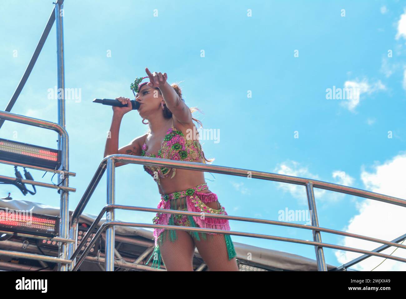 17. Februar 2024, Rio de Janeiro, Rio de Janeiro, Brasilien: RIO DE JANEIRO (RJ), 02/17/2024 - BLOCK da ANITTA/CENTRO/RJ - brasilianische Sängerin Anitta beginnt ihren Megablock auf der Rua Primeiro de Marco und endet auf der Av. Präsident Antonio Carlos. Die Veranstaltung zieht eine lebhafte Menge von Fans und Enthusiasten an, und es gibt moderate Ruhe, Sicherheit und medizinische Versorgung in der Stadt Rio de Janeiro, diesen Samstag, den 17. Februar 2024. (Foto: Fausto Maia/Thenews2/Zumapress) (Foto: © Fausto Maia/TheNEWS2 via ZUMA Press Wire) NUR REDAKTIONELLE VERWENDUNG! Nicht für kommerzielle ZWECKE! Stockfoto