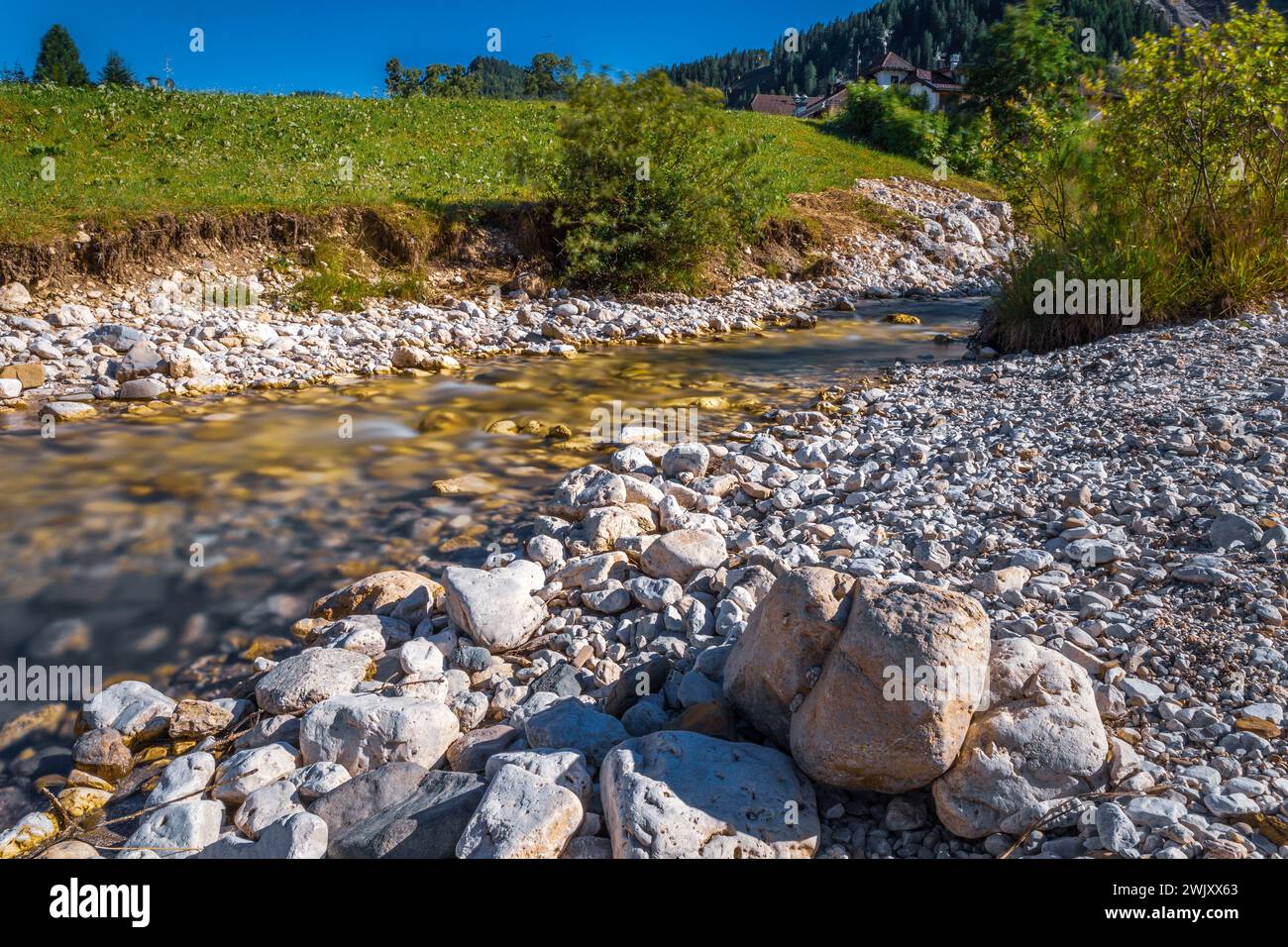 Ruhiger Bergbach in den alpen des italienischen Alta Badia Stockfoto