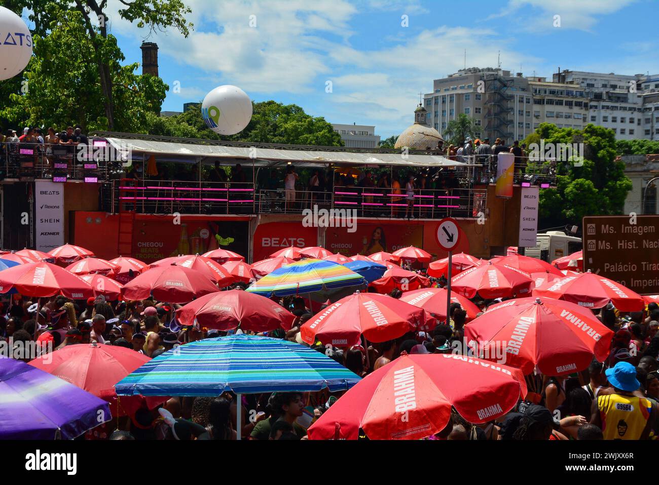 17. Februar 2024, Rio de Janeiro, Rio de Janeiro, Brasilien: RIO DE JANEIRO (RJ), 02/17/2024 - BLOCK da ANITTA/CENTRO/RJ - brasilianische Sängerin Anitta beginnt ihren Megablock auf der Rua Primeiro de Marco und endet auf der Av. Präsident Antonio Carlos. Die Veranstaltung zieht eine lebhafte Menge von Fans und Enthusiasten an, und es gibt moderate Ruhe, Sicherheit und medizinische Versorgung in der Stadt Rio de Janeiro, diesen Samstag, den 17. Februar 2024. (Foto: Fausto Maia/Thenews2/Zumapress) (Foto: © Fausto Maia/TheNEWS2 via ZUMA Press Wire) NUR REDAKTIONELLE VERWENDUNG! Nicht für kommerzielle ZWECKE! Stockfoto