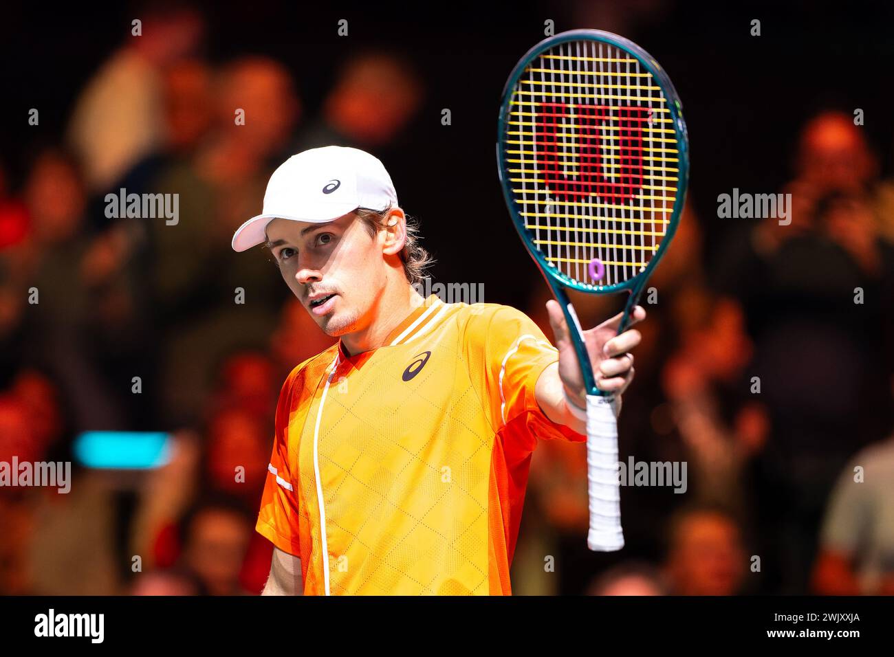 Rotterdam, Niederlande. Februar 2024. ROTTERDAM, NIEDERLANDE - 17. FEBRUAR: Alex de Minaur aus Australien feiert seinen Sieg am 6. Tag der ABN AMRO Open 2024 in Ahoy am 17. Februar 2024 in Rotterdam, Niederlande. (Foto: Joris Verwijst/BSR Agency) Credit: BSR Agency/Alamy Live News Stockfoto