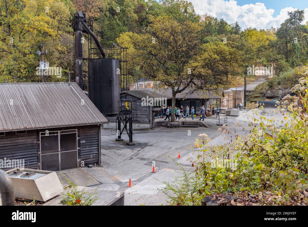 Touristen auf einer Tour durch die Einrichtung der Jack Daniel Distillery in Lynchburg, Tennessee Stockfoto