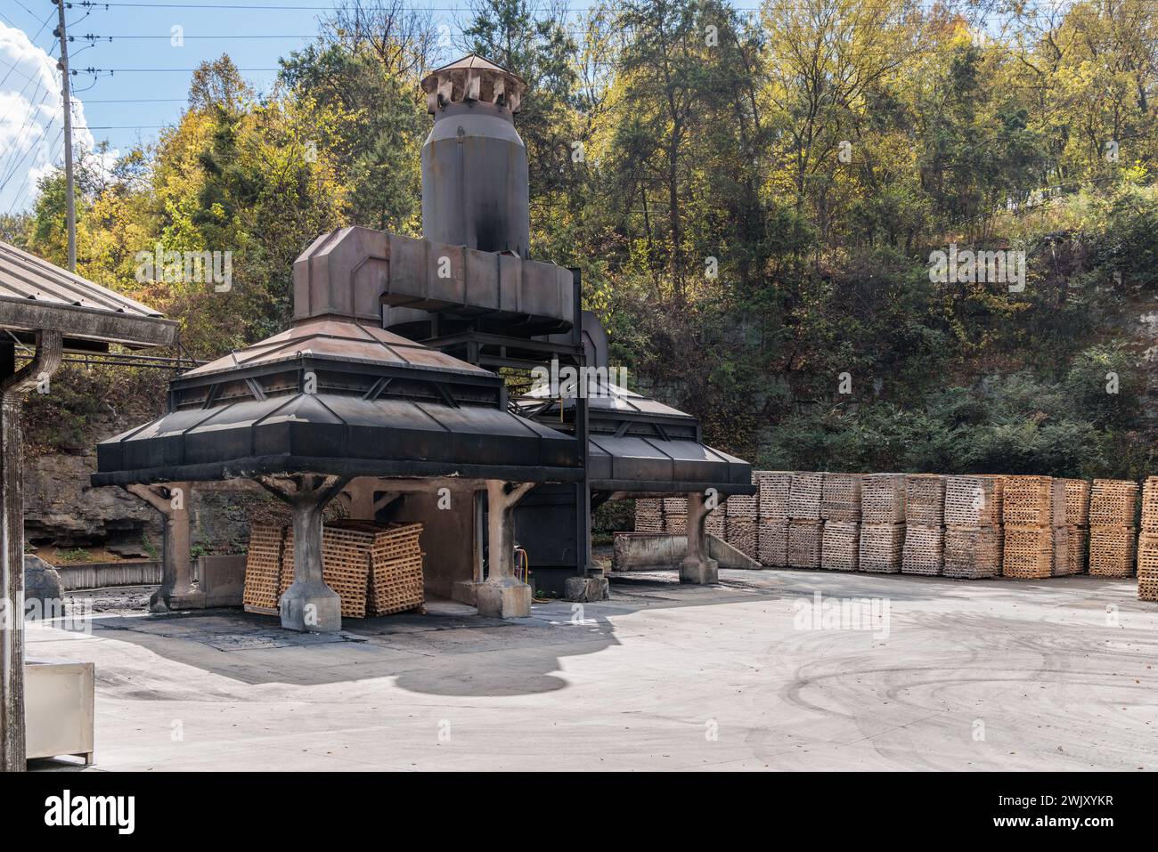 Holzpaletten warten darauf, verbrannt und in Holzkohle zum Filtern von Whiskey in der Jack Daniel Distillery in Lynchburg, Tennessee, verarbeitet zu werden Stockfoto