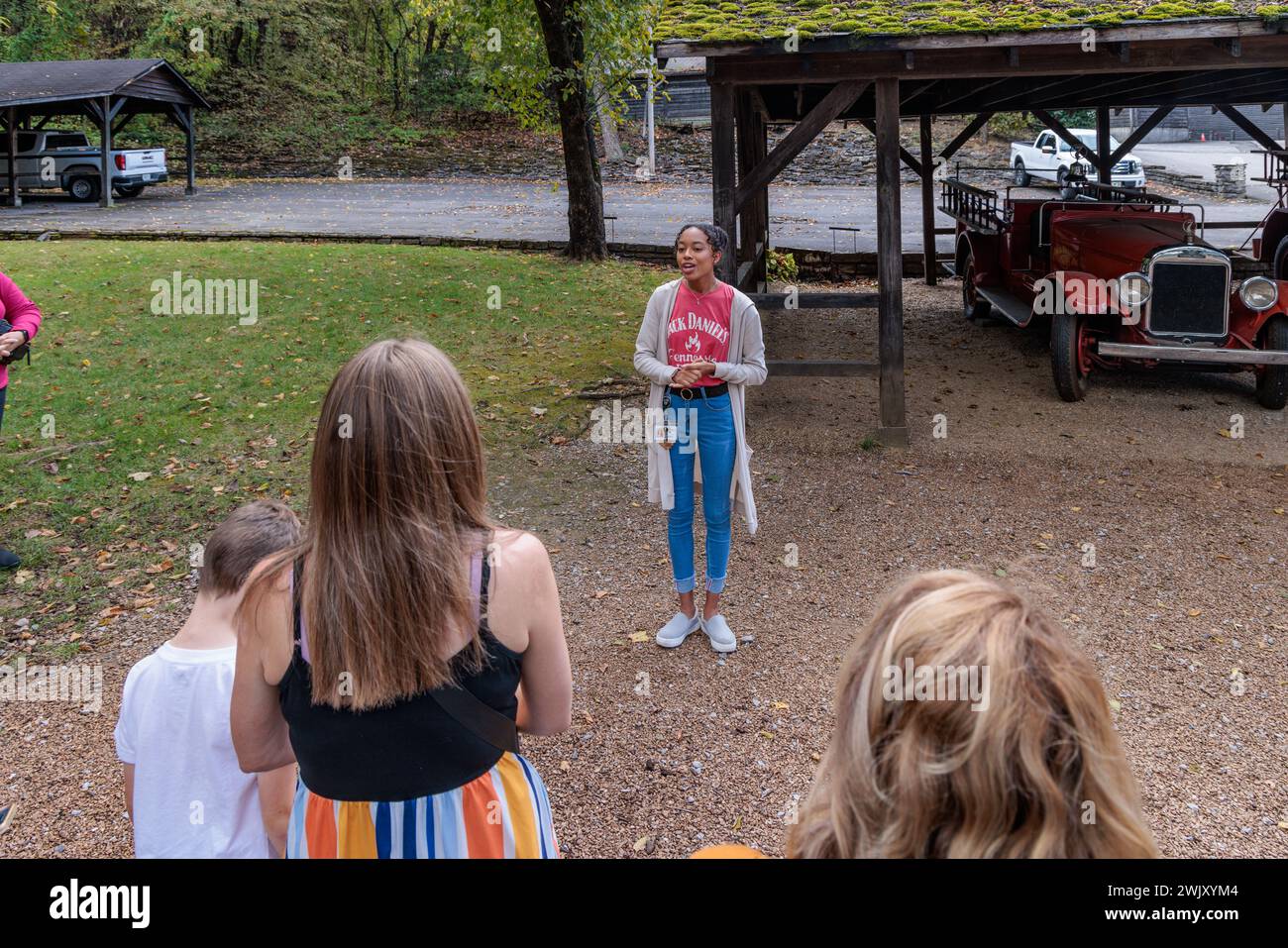 Frau, die eine Tour durch die Jack Daniel Distillery in Lynchburg, Tennessee, macht Stockfoto