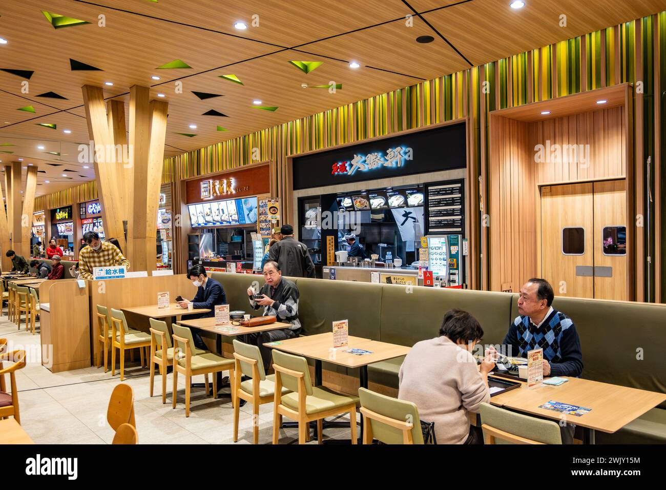 Kleine Restaurants in einem Food Court bieten eine Vielfalt an lokalen Speisen. Moriya, Japan. Stockfoto