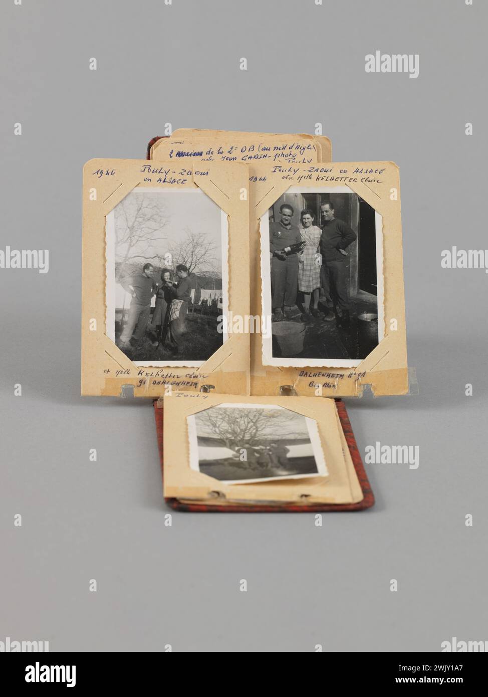 Pouly, Louis (Nr. 1913-09-17-D.2011-02-16), kleines Album mit sechzehn Fotografien (darunter zwei unveröffentlichte Bilder von Jean Gabin in Obersalzberg), aufgenommen von Louis Pouly (zugeschriebener Titel), 1944. Tinte. Papier, synthetisches Originalmaterial, Gelatine -Silber -Bromidzeichnung, Paris Liberation Museum - General Leclerc Museum - Jean Moulin Museum. Stockfoto