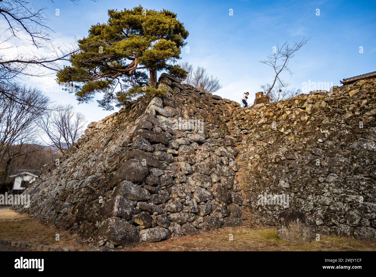 Steinmauern der Ruine der Burg Komorojō (小諸城址). Nagano, Japan. Stockfoto