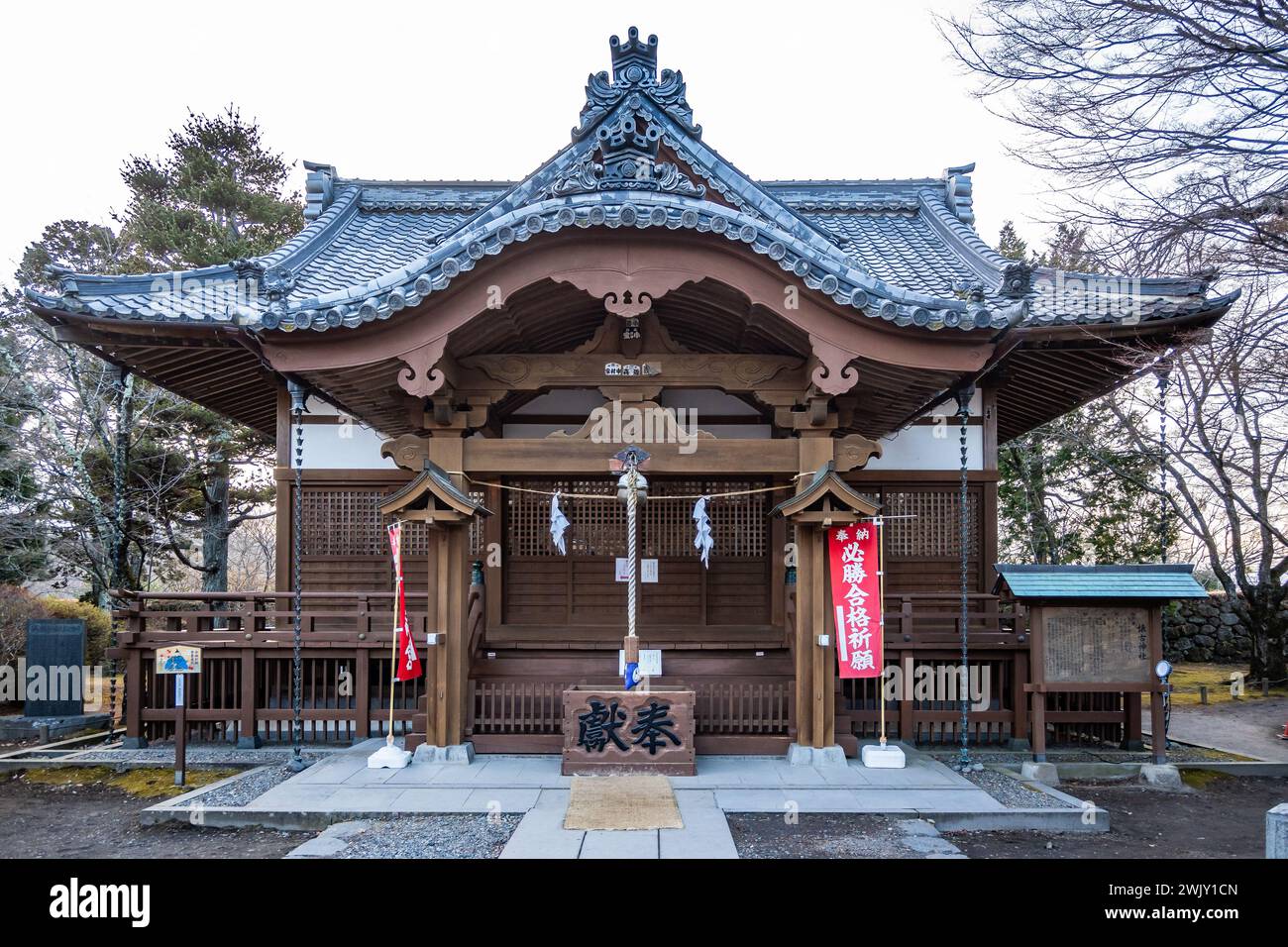 Tempelgebäude an der Ruine der Burg Komorojō (小諸城址). Nagano, Japan. Stockfoto