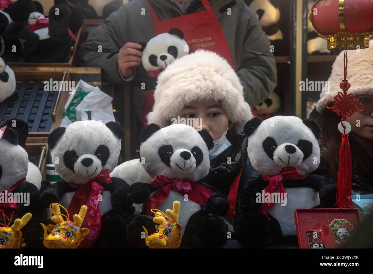 Moskau, Russland. Februar 2024. Eine Chinesin verkauft in einem Geschäft am Ort des chinesischen Neujahrsfestes auf dem Twerskaja-Platz in Moskau, Russland, Kuschelspielzeug Stockfoto