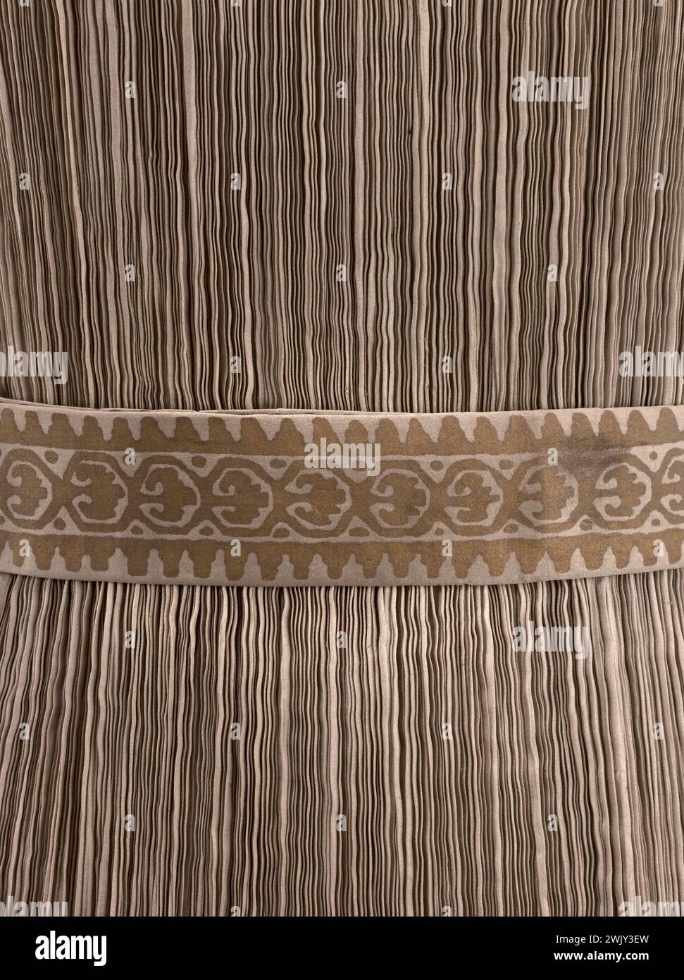 Mariano Fortuny (1871-1949). Delphos-Kleid. Grauer Seidentaft, gelbe und rote Glasperle, goldbedruckter Seidentabffeta, Gürtel aus goldbedrucktem Seidentabffeta. Etwa 1919-1920. Galliera, Modemuseum der Stadt Paris. 101976-12 Haute Couture, weiblicher Modus, weibliches Modell Stockfoto