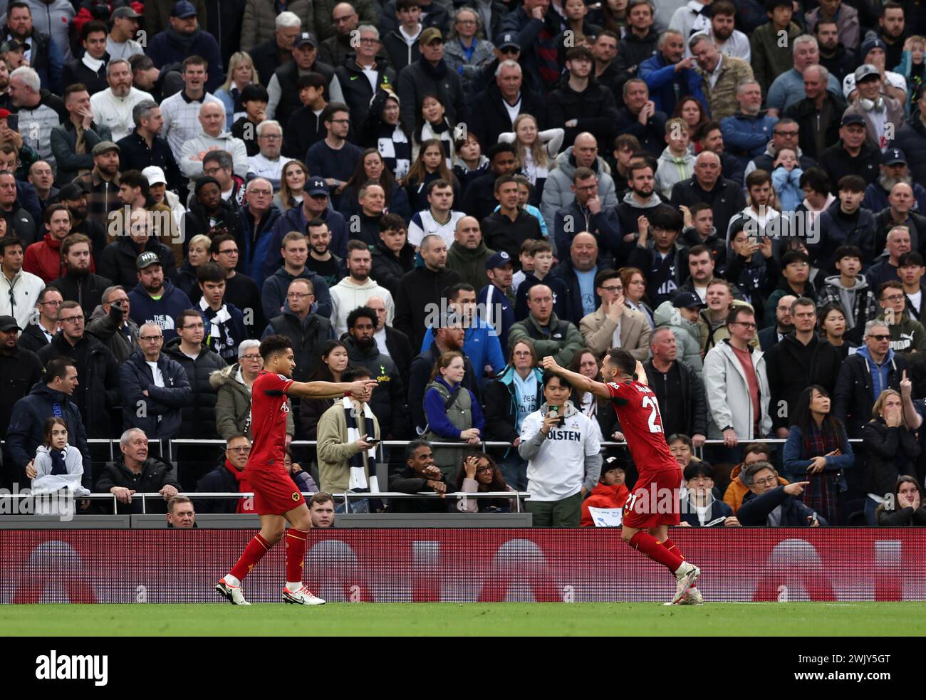 Joao Gomes der Wolverhampton Wanderers (links) feiert das zweite Tor der Mannschaft während des Premier League-Spiels im Tottenham Hotspur Stadium in London. Bilddatum: Samstag, 17. Februar 2024. Stockfoto