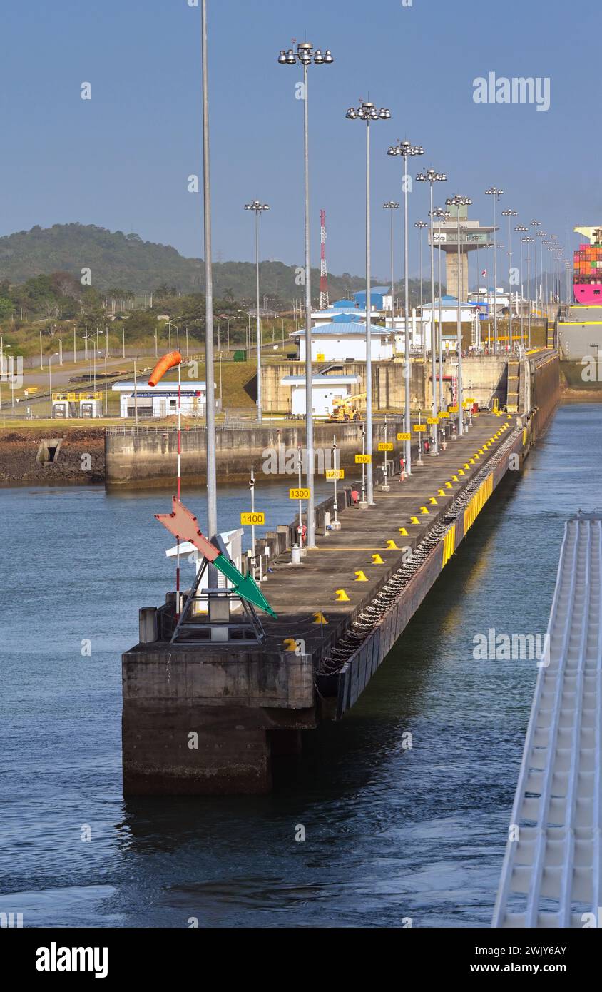 Panamakanal, Panama - 23. Januar 2024: Eintritt zu einer der Cocoli-Kanalschleusen Stockfoto