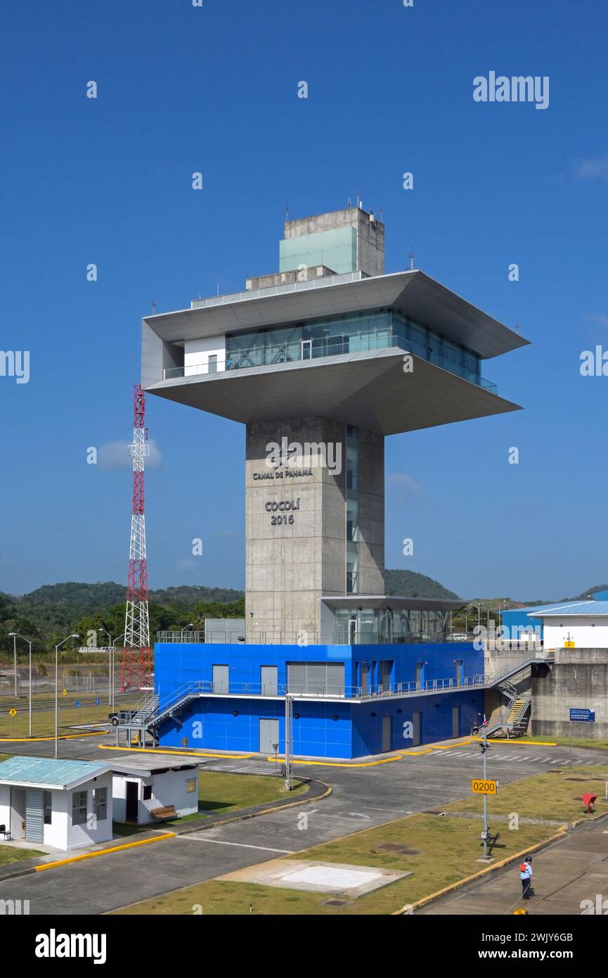 Panamakanal, Panama - 23. Januar 2024: Schleusen-Kontrollturm an den Cocoli-Schleusen am Panamakanal Stockfoto