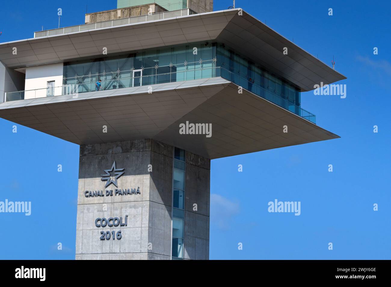 Panamakanal, Panama - 23. Januar 2024: Nahaufnahme des Schleusenturms an der Cocoli-Schleuse am Panamakanal Stockfoto