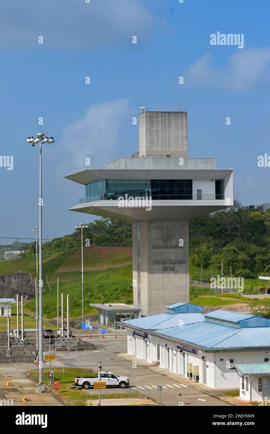Colon, Panama - 23. Januar 2024: Kontrollturm an den Schleusen von Agua Clara am Panamakanal. Stockfoto