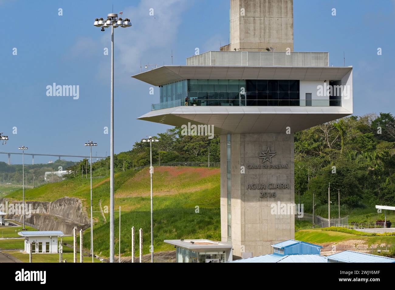 Colon, Panama - 23. Januar 2024: Kontrollturm an den Schleusen von Agua Clara am Panamakanal. Stockfoto