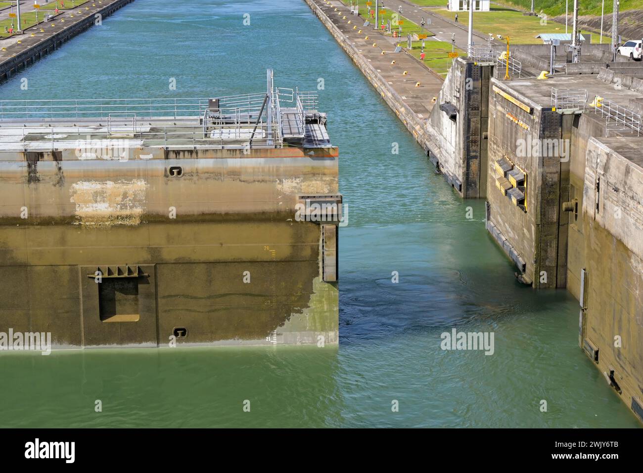Colon, Panama - 23. Januar 2024: Nahaufnahme eines der schweren Stahltore an den Schleusen von Agua Clara am Panamakanal, die ein Schiff erreichen kann Stockfoto
