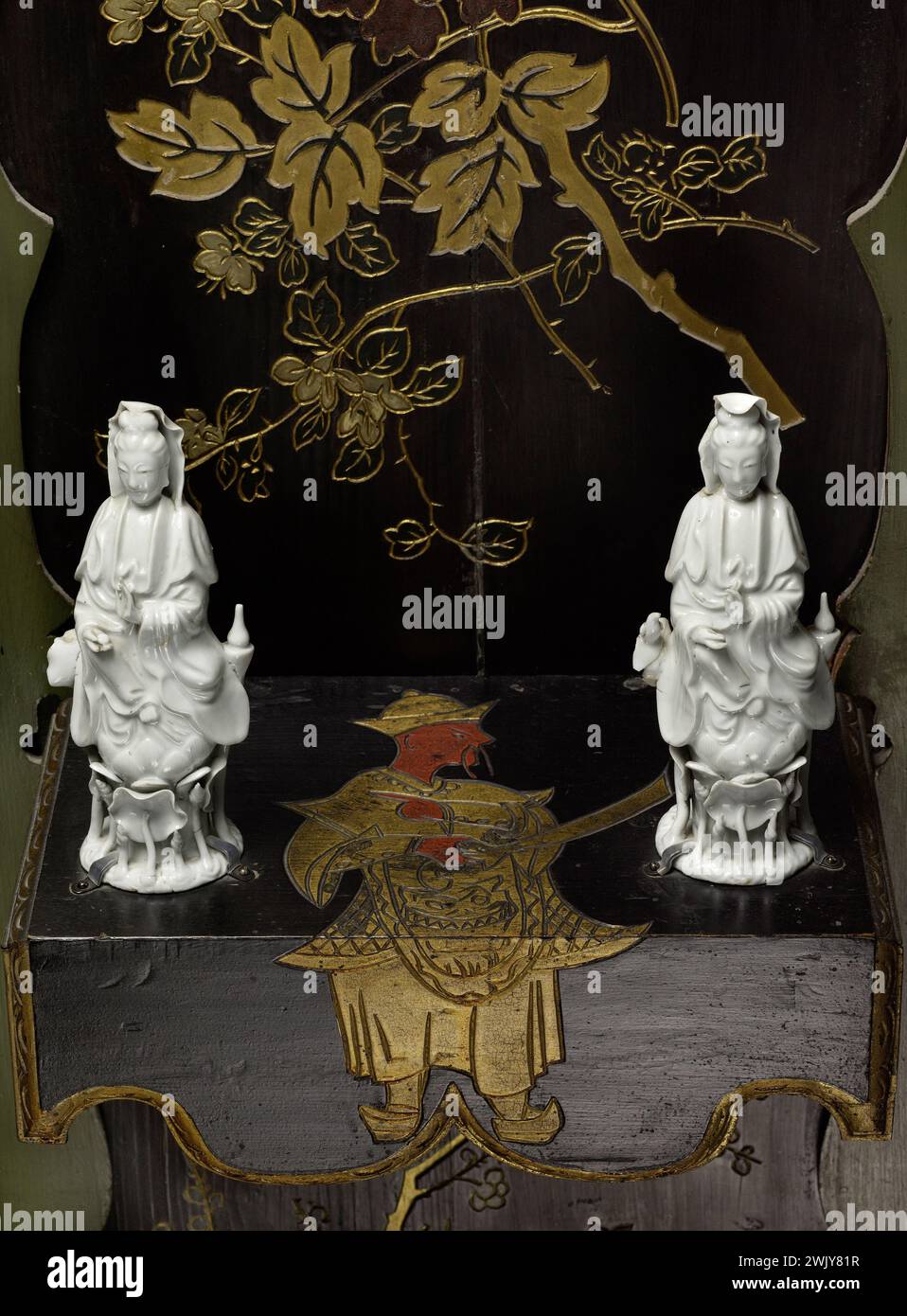 Victor Hugo (1802–1885), französischer Schriftsteller. Chinesische Lounge, Einrichtung aus Juliette Drouets Haus in Guernsey. Westwand. Konsole aus graviertem Holz und zwei chinesische Statuetten aus weißem Porzellan. Polychromes Keramikholz. 1857-1864. Paris, das Haus von Victor Hugo. 79110-19 Kunsthandwerk, Kunstdekorative, ernstes Holz, chinesisches Kabinett, Chinoiserie, Holzstich, orientalischer Einfluss, Orientalismus, Holzplatte, Porzellan, chinesisches Wohnzimmer, Statuette, 19. XIX. 19. 19. Jahrhundert Stockfoto