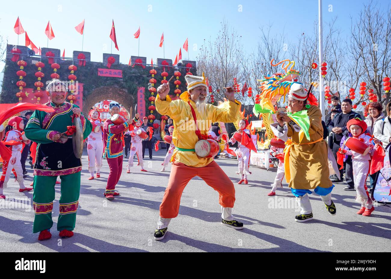 Yuncheng, China. Februar 2024. Volkskünstler führen am 17. Februar 2024 die Wanrong-Flower Drum, ein Projekt des immateriellen Kulturerbes, im Lanshanden Scenic Spot in Yuncheng, China, auf. (Foto: Costfoto/NurPhoto) Credit: NurPhoto SRL/Alamy Live News Stockfoto