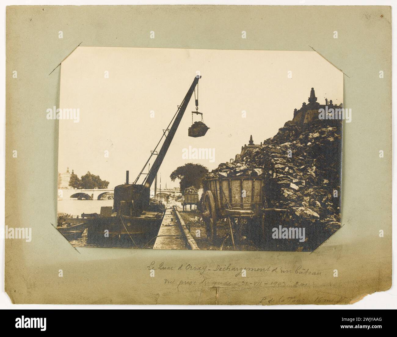Ein Boot entladen, Quai d'Orsay. Paris (7. Arr.). Foto von Paul de la Tour. Gelatino-Silberbromid-Ziehung, 1903. Paris, Carnavalet Museum. 123089-11 Stockfoto